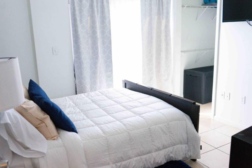 Newly Renovated Condo 5 Min From Airport Маями Екстериор снимка