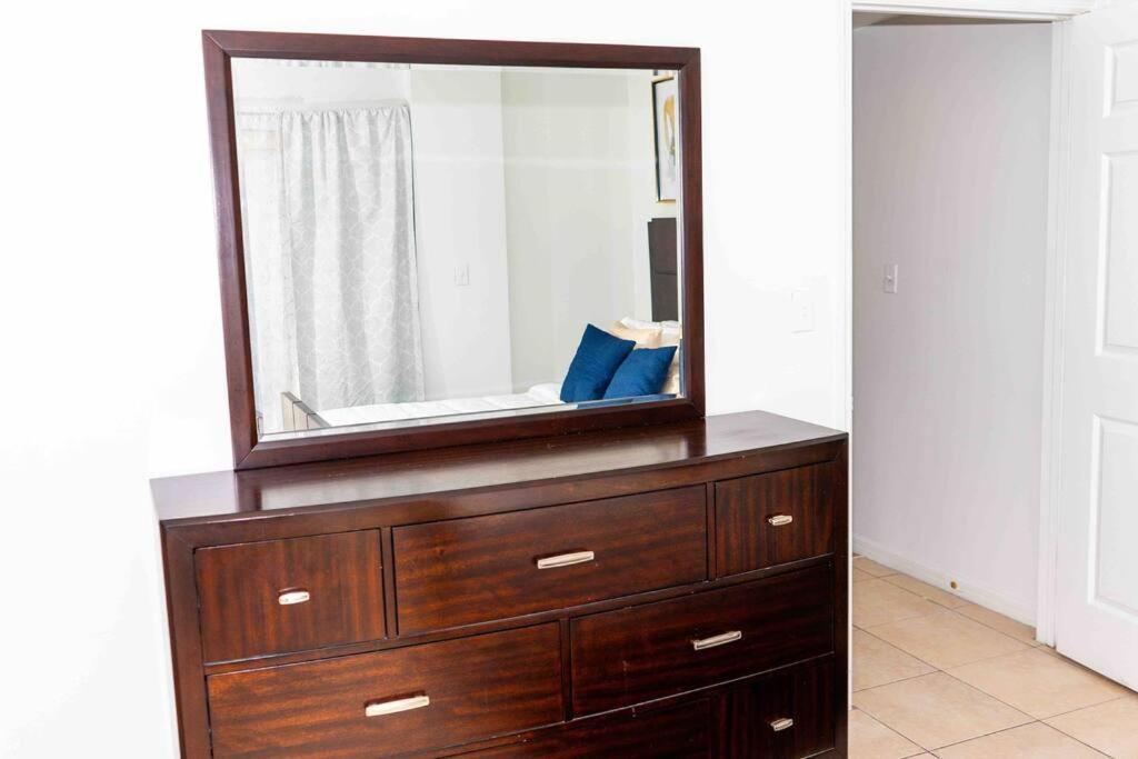 Newly Renovated Condo 5 Min From Airport Маями Екстериор снимка