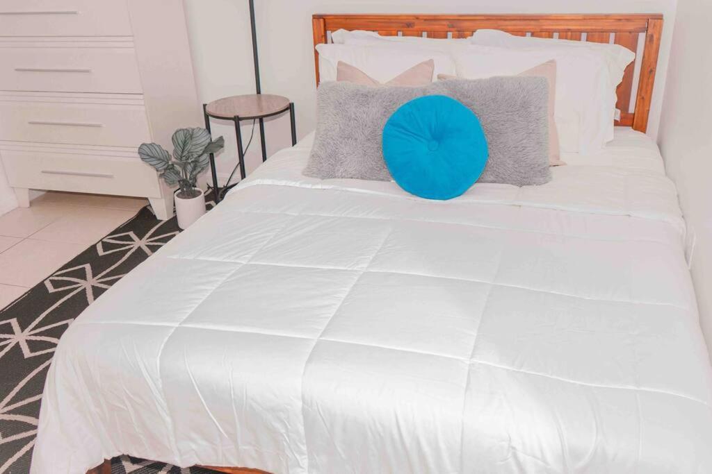 Newly Renovated Condo 5 Min From Airport Маями Екстериор снимка