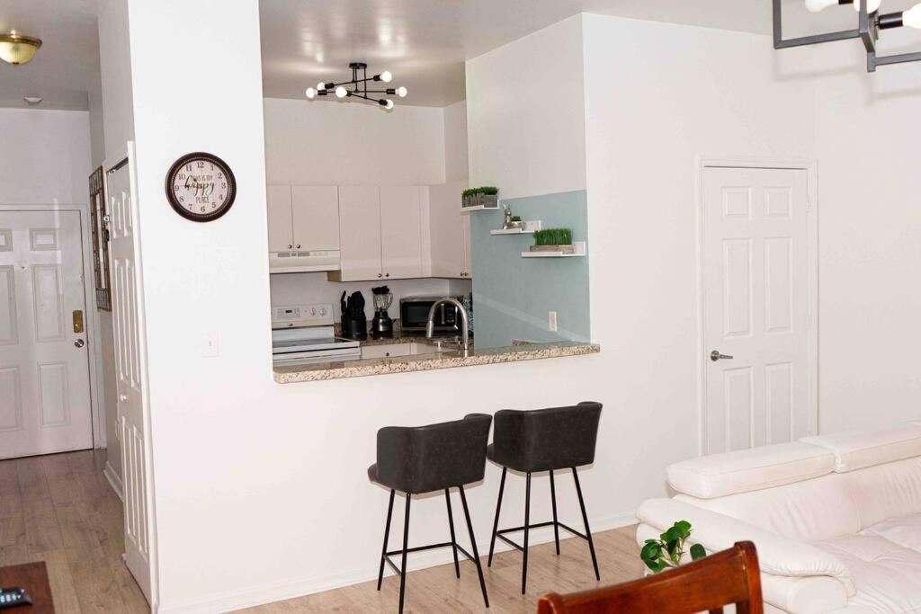 Newly Renovated Condo 5 Min From Airport Маями Екстериор снимка